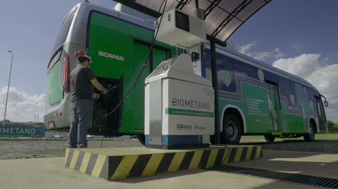 Ônibus movido a biometano é apresentado a passageiros de Foz do Iguaçu